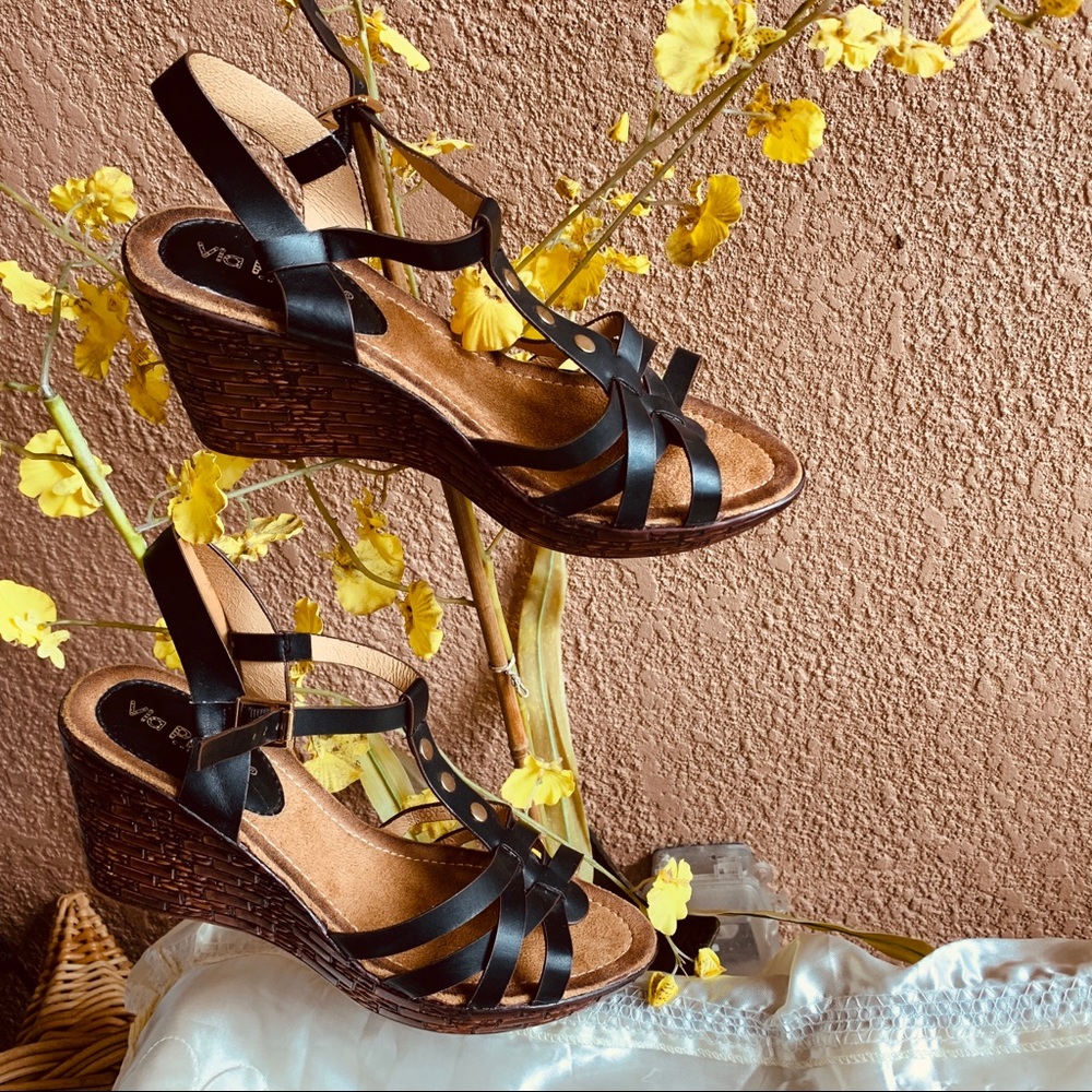 Via Pinky Women’s Black Wedge Strappy Sandals